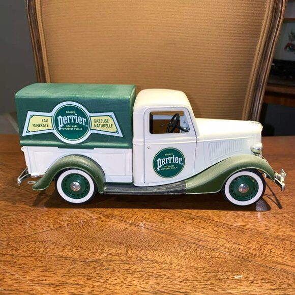 Solido Ford V8 Pick Up 1936 Perrier Graphics Model Truck 1/19 Scale - Picture 6 of 10